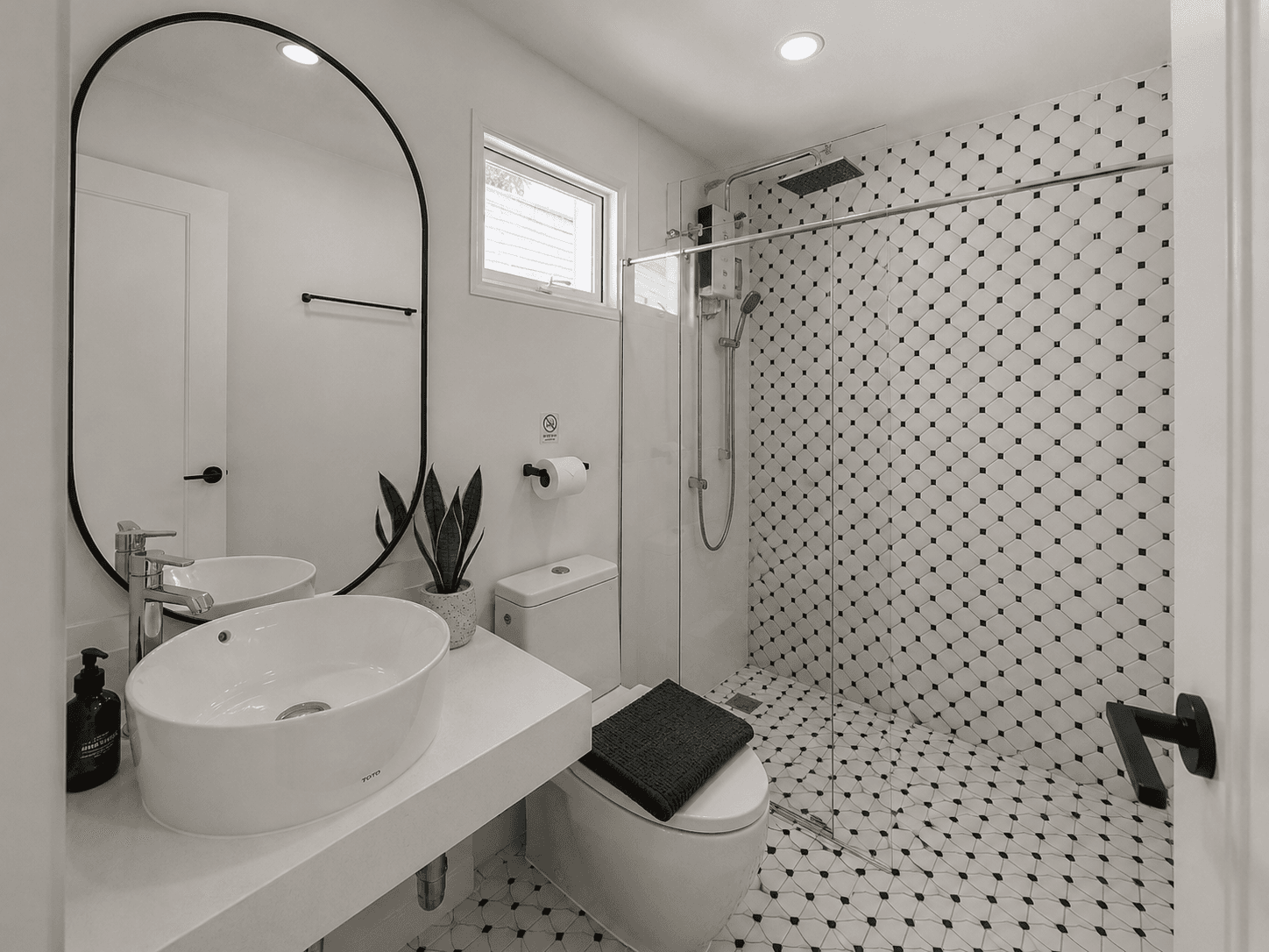 Villa ensuite bathroom